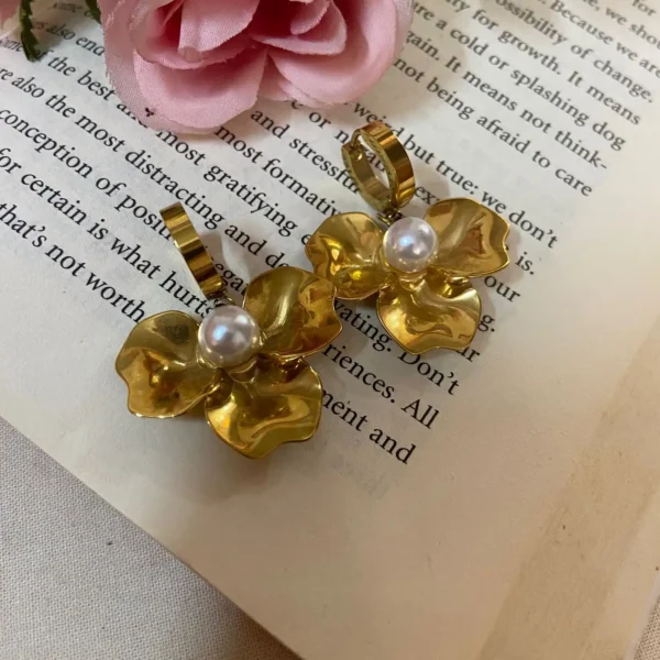 flower shaped earring