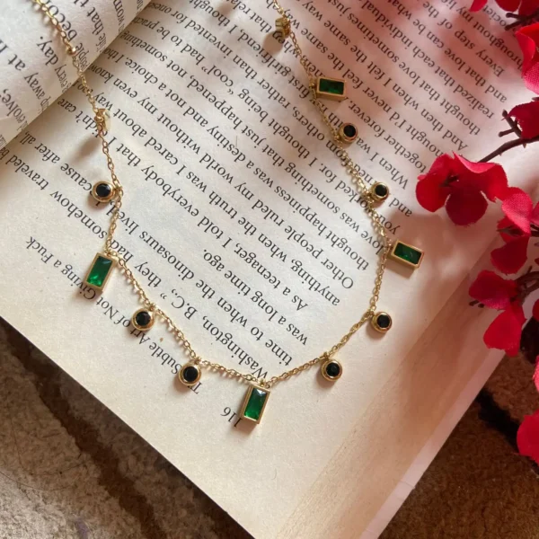 Green emerald charms delegate chain pendent